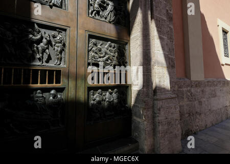 Détails ornementaux sur les portes extérieures de la basilique de Virgen de los Desamparados, au nord du district de Ciutat Vella, Valencia, Espagne Banque D'Images