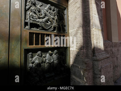 Détails ornementaux sur les portes extérieures de la basilique de Virgen de los Desamparados, au nord du district de Ciutat Vella, Valencia, Espagne Banque D'Images