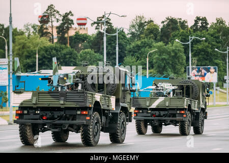 Biélorussie, Minsk. Complexe de l'Aviation sans pilote Grif-100 se déplaçant le long Street au cours de la formation avant de célébration de la fête nationale - Le jour de l'indépendance de l'être Banque D'Images