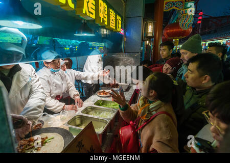 Les personnes à la rue Wangfujing à Beijing Banque D'Images