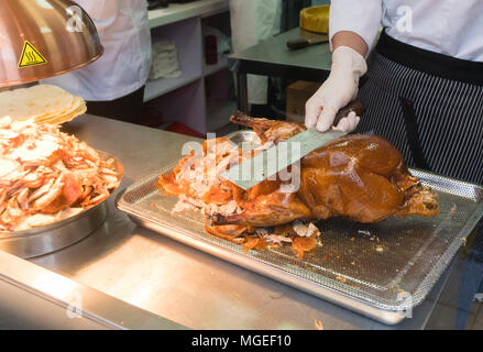 Rôti de canard de Pékin Chef slicing Banque D'Images