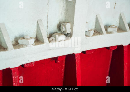 Ancienne vis et écrou peint avec de la peinture rouge et blanc, phare, Poti. Banque D'Images