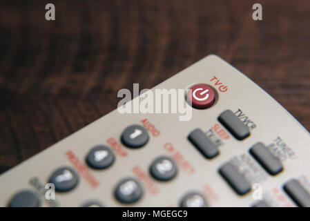 Close up of television remote control selective focus sur le bouton d'alimentation Banque D'Images