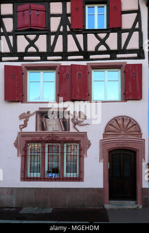 Boutiques et façades colorées des maisons à colombage, ville de Colmar, en Alsace, Alsace, France, Europe Banque D'Images