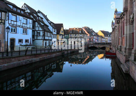 Maisons colorées et des cafés dans la Petite Venise / La Petite Venise, quartier des poissonniers, ville de Colmar, en Alsace, Alsace, France, Europe Banque D'Images