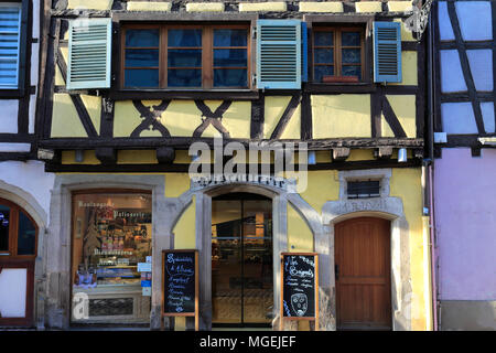 Boutiques et façades colorées des maisons à colombage, ville de Colmar, en Alsace, Alsace, France, Europe Banque D'Images