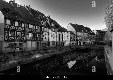 Maisons colorées et des cafés dans la Petite Venise / La Petite Venise, quartier des poissonniers, ville de Colmar, en Alsace, Alsace, France, Europe Banque D'Images