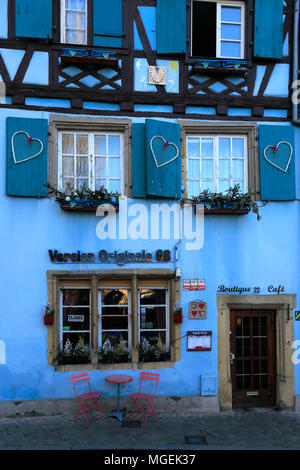 Boutiques et façades colorées des maisons à colombage, ville de Colmar, en Alsace, Alsace, France, Europe Banque D'Images