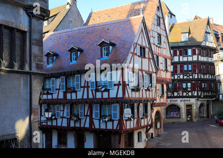 Boutiques et façades colorées des maisons à colombage, ville de Colmar, en Alsace, Alsace, France, Europe Banque D'Images