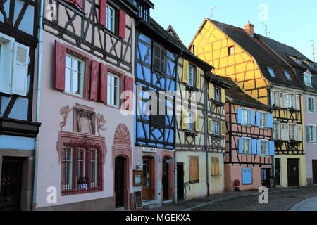 Maisons colorées et des cafés dans la Petite Venise / La Petite Venise, quartier des poissonniers, ville de Colmar, en Alsace, Alsace, France, Europe Banque D'Images