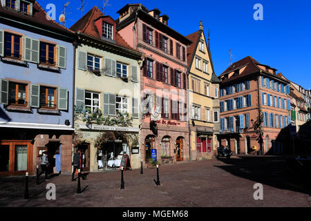 Boutiques et façades colorées des maisons à colombage, ville de Colmar, en Alsace, Alsace, France, Europe Banque D'Images