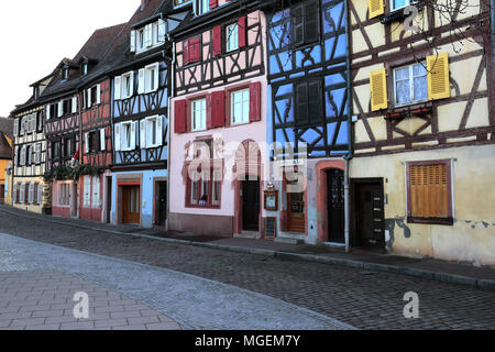 Maisons colorées et des cafés dans la Petite Venise / La Petite Venise, quartier des poissonniers, ville de Colmar, en Alsace, Alsace, France, Europe Banque D'Images