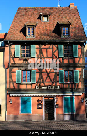 Boutiques et façades colorées des maisons à colombage, ville de Colmar, en Alsace, Alsace, France, Europe Banque D'Images