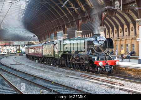 La célèbre locomotive à vapeur Pacific A3 60103 Flying Scotsman dans sa livrée British Railways Station à York. Banque D'Images