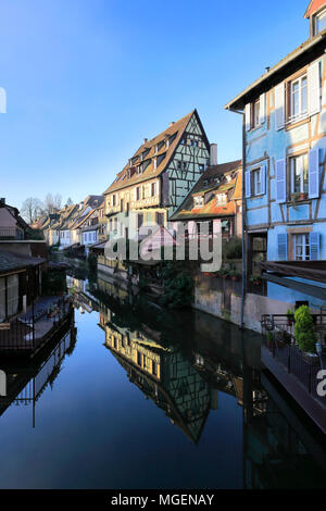 Maisons colorées et des cafés dans la Petite Venise / La Petite Venise, quartier des poissonniers, ville de Colmar, en Alsace, Alsace, France, Europe Banque D'Images