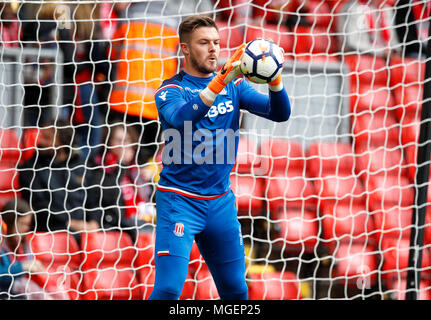 Stoke City gardien Jack Butland se réchauffe avant le premier match de championnat à Anfield, Liverpool. ASSOCIATION DE PRESSE Photo. Photo date : Samedi 28 Avril, 2018. Voir l'ACTIVITÉ DE SOCCER histoire Liverpool. Crédit photo doit se lire : Martin Rickett/PA Wire. RESTRICTIONS : EDITORIAL N'utilisez que pas d'utilisation non autorisée avec l'audio, vidéo, données, listes de luminaire, club ou la Ligue de logos ou services 'live'. En ligne De-match utilisation limitée à 75 images, aucune émulation. Aucune utilisation de pari, de jeux ou d'un club ou la ligue/dvd publications. Banque D'Images