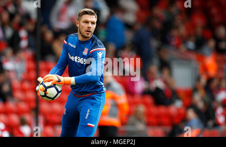 Stoke City gardien Jack Butland se réchauffe avant le premier match de championnat à Anfield, Liverpool. ASSOCIATION DE PRESSE Photo. Photo date : Samedi 28 Avril, 2018. Voir l'ACTIVITÉ DE SOCCER histoire Liverpool. Crédit photo doit se lire : Martin Rickett/PA Wire. RESTRICTIONS : EDITORIAL N'utilisez que pas d'utilisation non autorisée avec l'audio, vidéo, données, listes de luminaire, club ou la Ligue de logos ou services 'live'. En ligne De-match utilisation limitée à 75 images, aucune émulation. Aucune utilisation de pari, de jeux ou d'un club ou la ligue/dvd publications. Banque D'Images