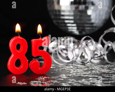 N° 85 bougies rouges montrant Abstract Background pour anniversaire ou fête d'anniversaire. Banque D'Images