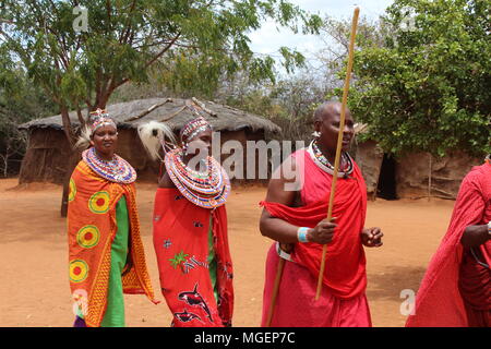 Les femmes masaï portant des robes rouges et verts colorés au cours d'un rite tribal dans un village africain au Kenya, près de Nairobi Banque D'Images