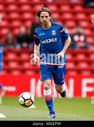 Stoke City's Joe Allen se réchauffe avant le premier match de championnat à Anfield, Liverpool. ASSOCIATION DE PRESSE Photo. Photo date : Samedi 28 Avril, 2018. Voir l'ACTIVITÉ DE SOCCER histoire Liverpool. Crédit photo doit se lire : Martin Rickett/PA Wire. RESTRICTIONS : EDITORIAL N'utilisez que pas d'utilisation non autorisée avec l'audio, vidéo, données, listes de luminaire, club ou la Ligue de logos ou services 'live'. En ligne De-match utilisation limitée à 75 images, aucune émulation. Aucune utilisation de pari, de jeux ou d'un club ou la ligue/dvd publications. Banque D'Images