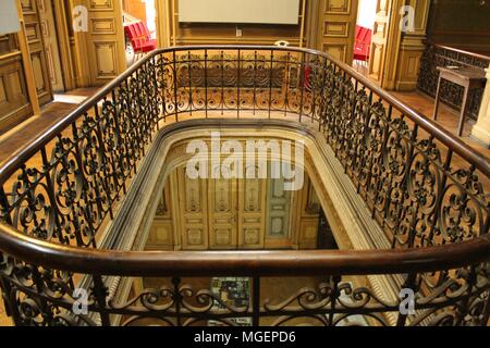 Balcon à l'intérieur de la vieille maison donnant sur le rez-de-chaussée, le tout dans un bâtiment d'époque Banque D'Images