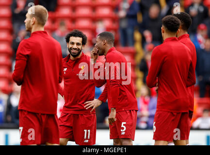 Le centre de Liverpool, Mohamed Salah se réchauffe avant le premier match de championnat à Anfield, Liverpool. ASSOCIATION DE PRESSE Photo. Photo date : Samedi 28 Avril, 2018. Voir l'ACTIVITÉ DE SOCCER histoire Liverpool. Crédit photo doit se lire : Martin Rickett/PA Wire. RESTRICTIONS : EDITORIAL N'utilisez que pas d'utilisation non autorisée avec l'audio, vidéo, données, listes de luminaire, club ou la Ligue de logos ou services 'live'. En ligne De-match utilisation limitée à 75 images, aucune émulation. Aucune utilisation de pari, de jeux ou d'un club ou la ligue/dvd publications. Banque D'Images