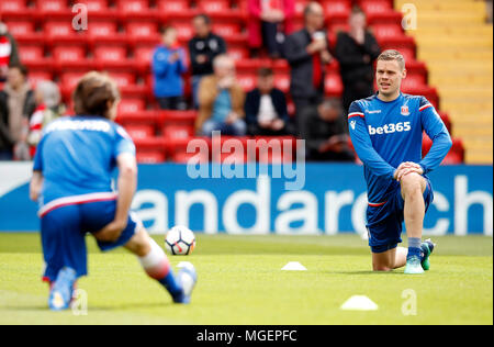 Ryan Shawcross de stoke City se réchauffe avant le match de la Premier League à Anfield, Liverpool. APPUYEZ SUR ASSOCIATION photo. Date de la photo: Samedi 28 avril 2018. Voir PA Story FOOTBALL Liverpool. Le crédit photo devrait se lire: Martin Rickett/PA Wire. RESTRICTIONS : aucune utilisation avec des fichiers audio, vidéo, données, listes de présentoirs, logos de clubs/ligue ou services « en direct » non autorisés. Utilisation en ligne limitée à 75 images, pas d'émulation vidéo. Aucune utilisation dans les Paris, les jeux ou les publications de club/ligue/joueur unique. Banque D'Images