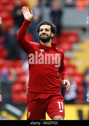 Le centre de Liverpool, Mohamed Salah se réchauffe avant le premier match de championnat à Anfield, Liverpool. Banque D'Images