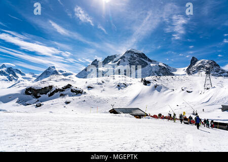 ZERMATT, SUISSE - 27 mars 2018 : Mountaineous paysage dans les Alpes de Suisse avec les skieurs balade en bord des pistes Banque D'Images