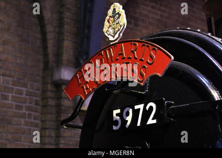 Détail de l'Hogwarts express locomotive avec l'écriture rouge et le numéro du train au départ de la plate-forme neuf et trois quarts Banque D'Images