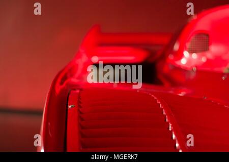 L'accent sur l'intérieur d'un rouge Ferrari supercar sur fond rouge Banque D'Images