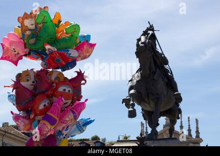 Un monument d'un chevalier à cheval sur la Piazza San Carlo, à Turin, en essayant de prendre des ballons placés en face d'elle Banque D'Images