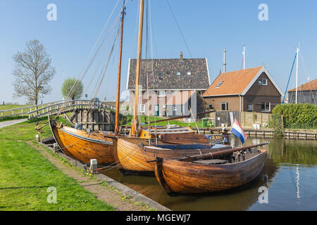 Les navires de pêche historique ancrée dans harbour village de pêcheurs néerlandais Workum Banque D'Images