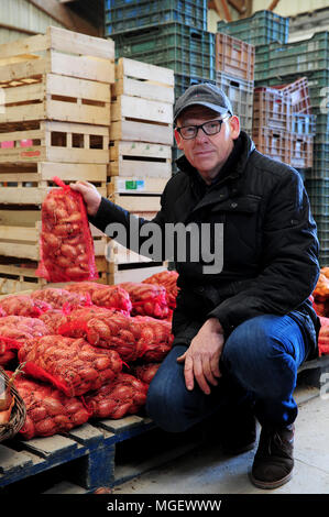 Échalote française pour la vente à La Ferme des beaux bois, un producteur local de la ville de Cherrueix, Bretagne, France Banque D'Images