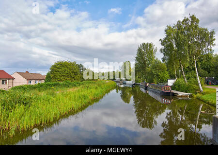 Le Forth and Clyde canal près de la roue de Falkirk, coupant à travers de nouvelles maisons et en face de la roue de Falkirk, à Falkirk, en Écosse. Banque D'Images