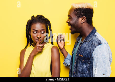 Arrêter de mentir pour moi. Belle fille en colère Afro sentiment fou à son mari infidèle, ignorant ses excuses, ne pas croire à des mensonges. Banque D'Images