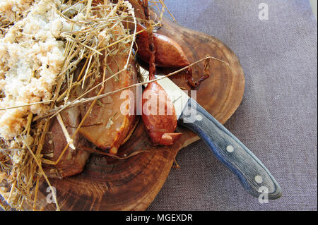 Côtelette de porc caramélisé avec échalotes Cherrueix à partir de la table du Marais restaurant, La Fresnais, Bretagne, France Banque D'Images