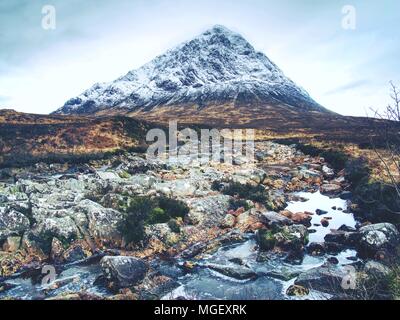 Le pic de Dearg Stob Buachaille Etive Mor à l'entrée de Glen Coe. Highlands écossais au début du printemps. Banque D'Images