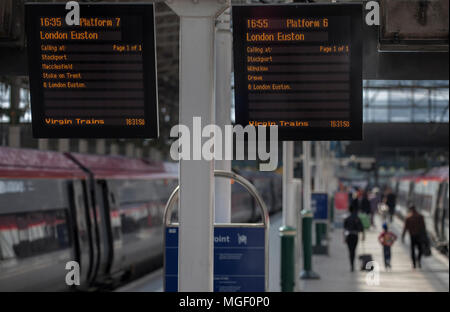 Les écrans d'information à la gare de Manchester Piccadilly, montrant la prochaine virgin train pour Londres Euston Banque D'Images