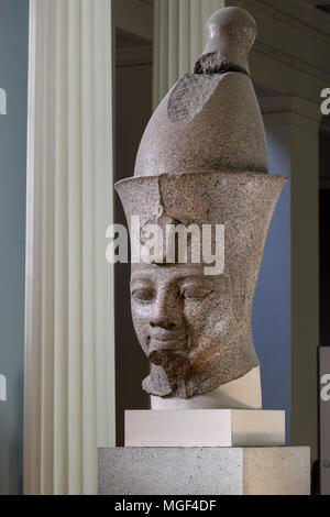 Londres. L'Angleterre. British Museum. Statue colossale en granit rouge que l'on croit être pharaon égyptien Amenhotep III portant une double couronne (Pschent) Banque D'Images
