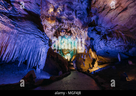 Kutaisi, Géorgie. Avis de Prométhée grotte appelée aussi Kumistavi Grotte. Banque D'Images