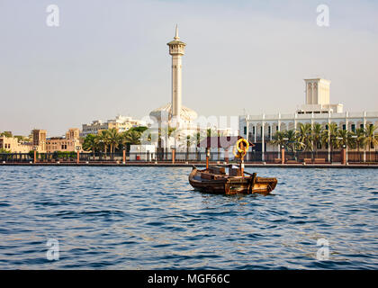 Un bateau traversant le canal de Bur Dubaï vieille ville Banque D'Images