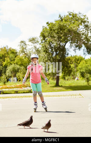 Petite fille en patins à roulettes Banque D'Images