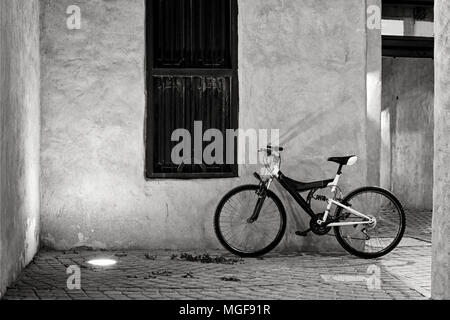 Vintage vélo sur la rue, appuyé contre le mur d'un bâtiment ancien avec une fenêtre d'antiquités Banque D'Images
