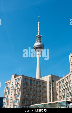 La fameuse Fernsehturm de Berlin sur une journée ensoleillée Banque D'Images