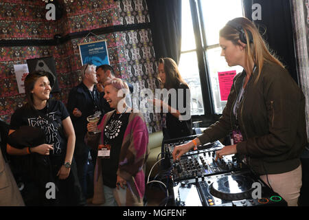 Brighton, UK, 26 avril 2018. Les femmes dans la musique de danse soirée de lancement collectif dans le cadre de la conférence de musique de Brighton en 2018. 26 avril 2018. Le Royaume-Uni est avant tout la musique électronique revient pour sa 5e conférence année à Brighton Dome et divers lieux à travers la ville du 25 au 28 avril 2018. Native Instruments présente aux femmes dans la musique de danse événement de réseautage Collective en collaboration avec elle l'a dit, l'Initiative PRS Keychange & Les femmes produisent Musique & KOKORO GIN. Banque D'Images