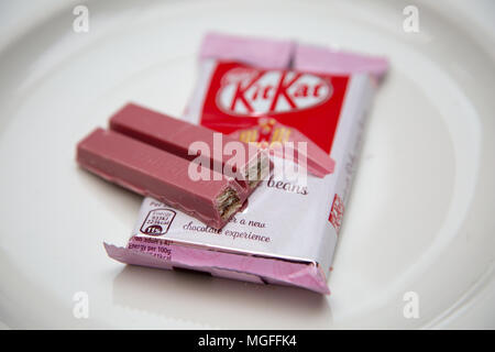 Kit Kat Rose est en vente au Royaume-Uni, qui sera exclusivement vendue à Tesco Stores seulement. Banque D'Images