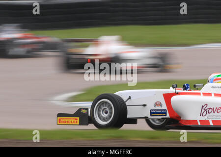 Rockingham, Royaume-Uni. Apr 28, 2018. Cbrd British Formula 3 (F3) les pilotes du Championnat sur le circuit Crédit : Paren Raval/Alamy Live News Banque D'Images