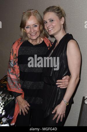 Parsippany, NJ, USA. Apr 27, 2018. Valerie Leon présents pour Chiller Theatre Toy, Modèle et Film Expo, Hilton Parsippany, Parsippany, NJ, le 27 avril 2018. Credit : Derek Storm/Everett Collection/Alamy Live News Banque D'Images