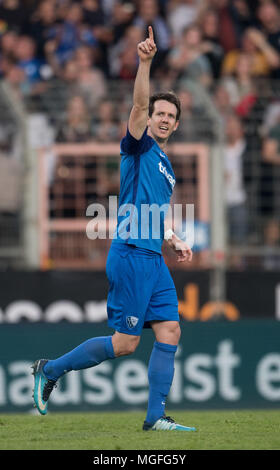 27 avril 2018, l'Allemagne, Bochum. soccer : 2e Bundesliga VfL Bochum vs Erzgebirge Aue, dans le Vonovia Ruhrstadion. Robbie Kruse de Bochum célébrant sa notation de la 2:0. Photo : Bernd Thissen/DPA - AVIS IMPORTANT : En raison de la Ligue allemande de football (DFL)·s règlement d'accréditation, la publication et la redistribution en ligne et dans les médias en ligne est limité pendant le match à 15 images par match Banque D'Images